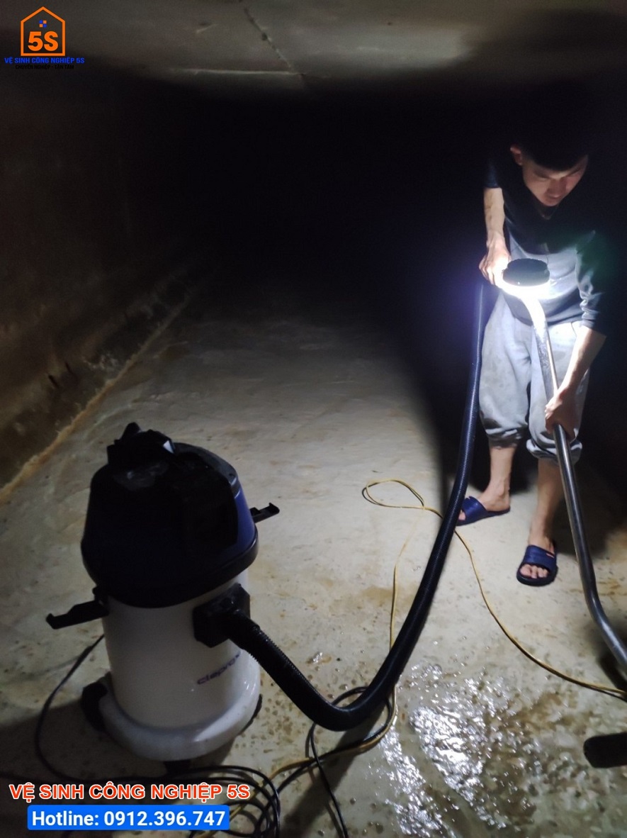 Làm sạch lại đáy bể 