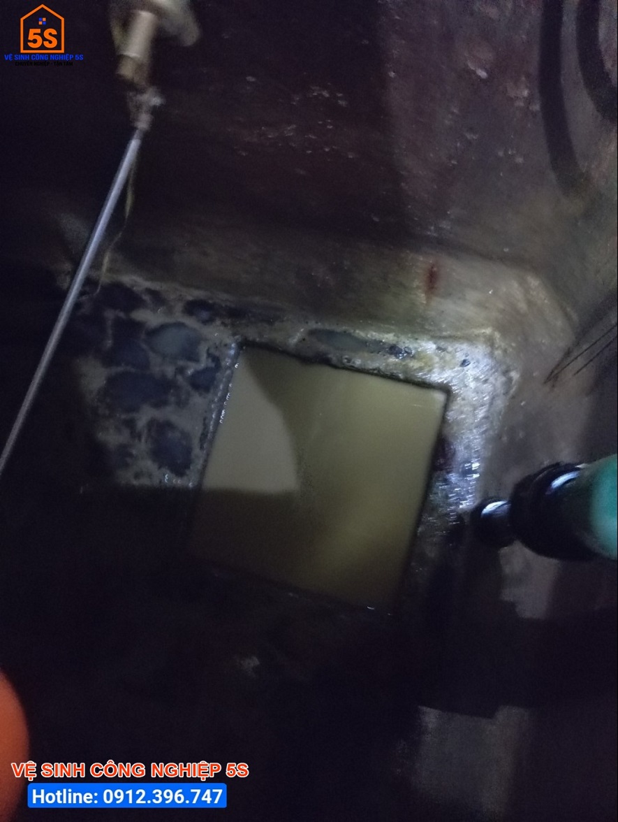 Thau rửa bể nước