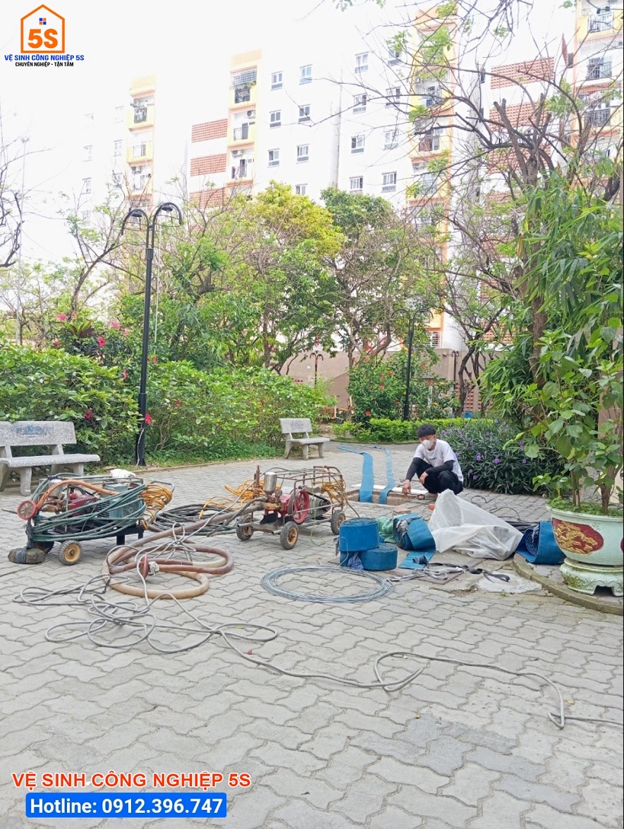 Chuẩn bị dụng cụ để tiến hành làm sạch bể