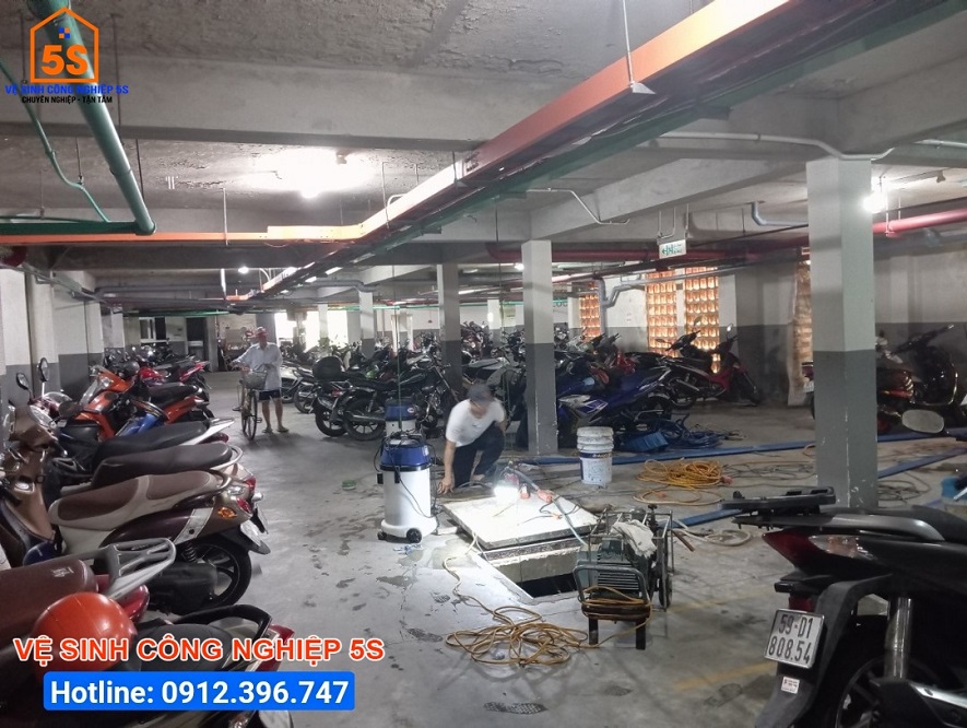 Chuẩn bị dụng cụ để tiến hành vệ sinh bể 2