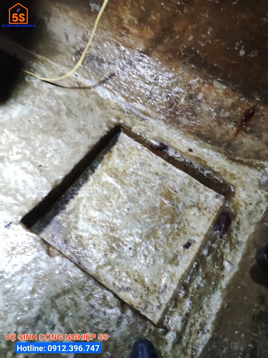 Làm sạch đáy bể