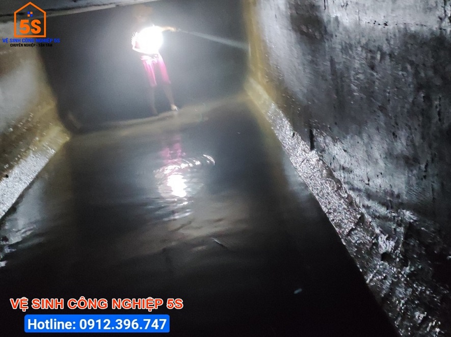 Dùng dụng cụ chuyên dụng làm sạch thành bể