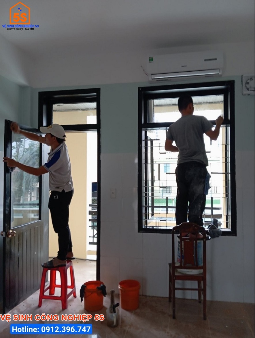 Lau kính, cửa doanh trại 2