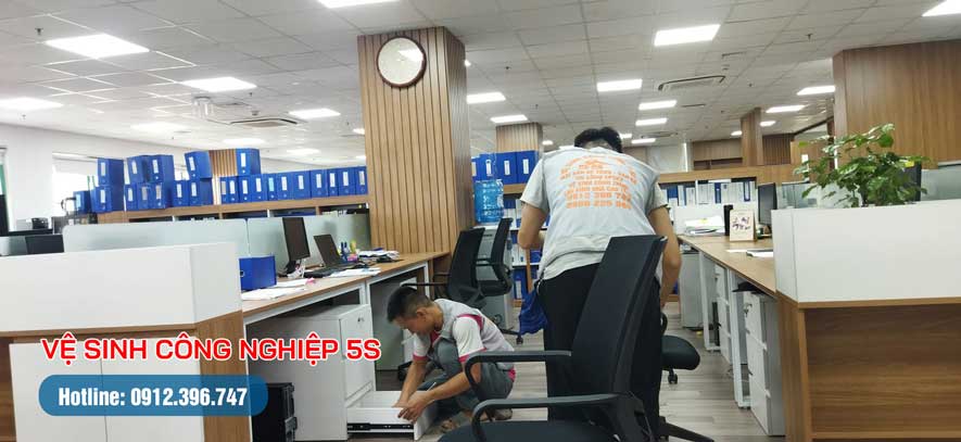 Vệ sinh khu vực làm việc