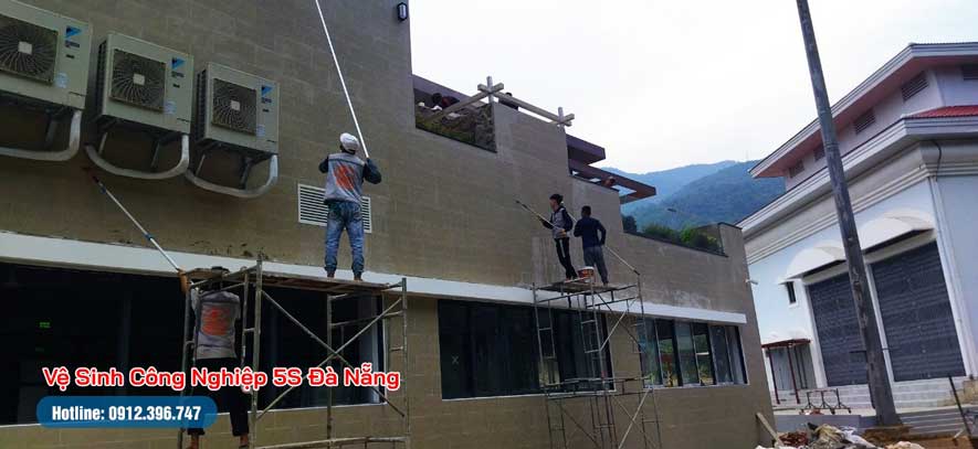 Vệ sinh bề ngoài tường công trình sau khi xây dựng