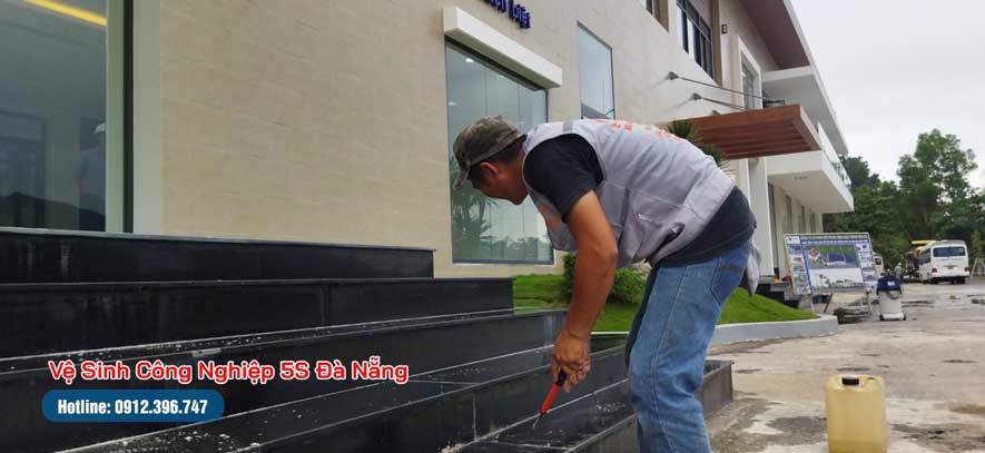 Làm sạch vôi vữa, xi măng còn động lại công trình sau xây dựng