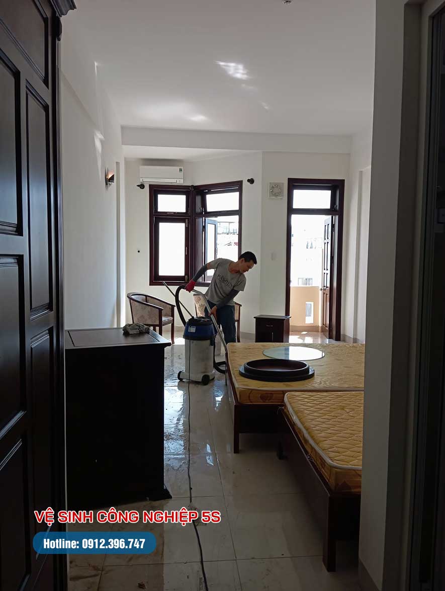 Nhân viên 5S đang vệ sinh sàn bằng máy hút bụi hút nước chuyên dụng