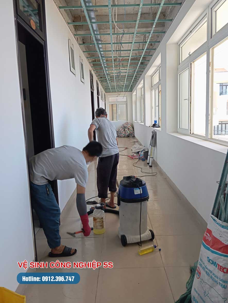 Vệ sinh khu vực hành lang tòa nhà