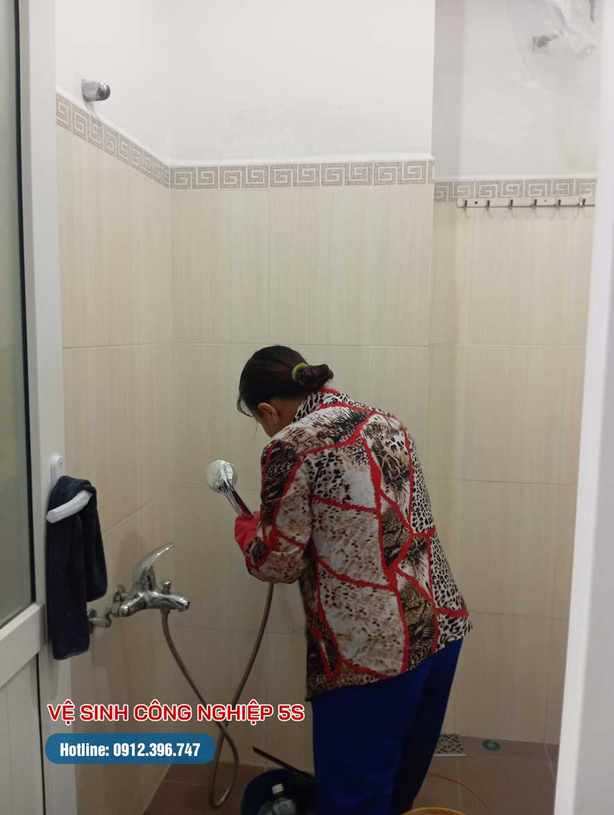 Vệ sinh khu vực nhà tắm cho các phòng