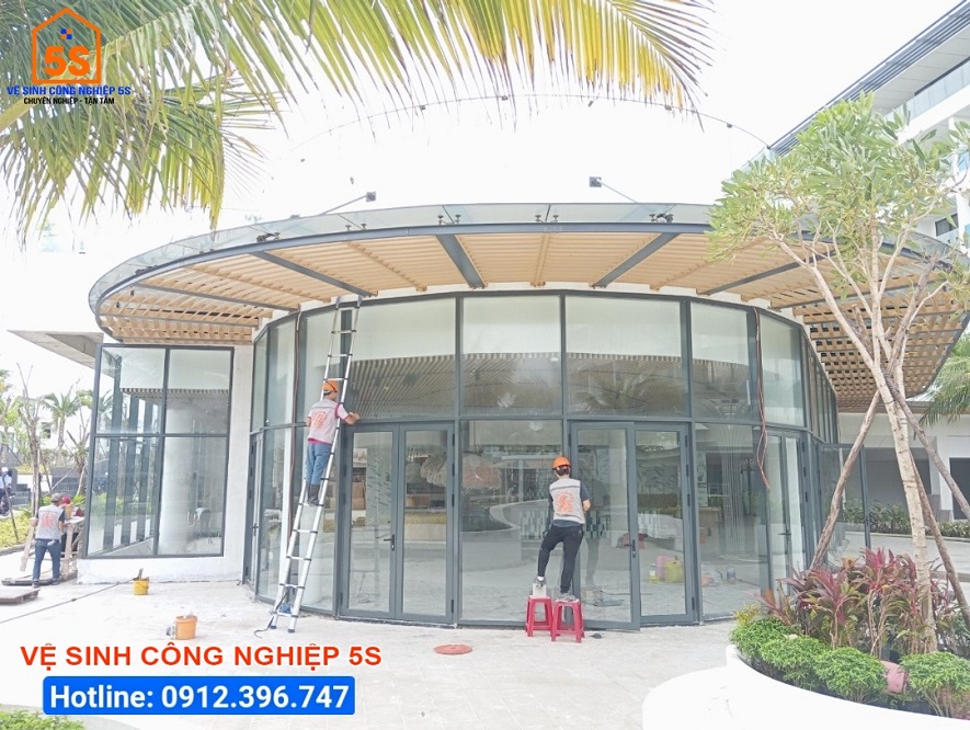 Vệ sinh kính công trình sau xây dựng: Tại sao không nên bỏ qua?