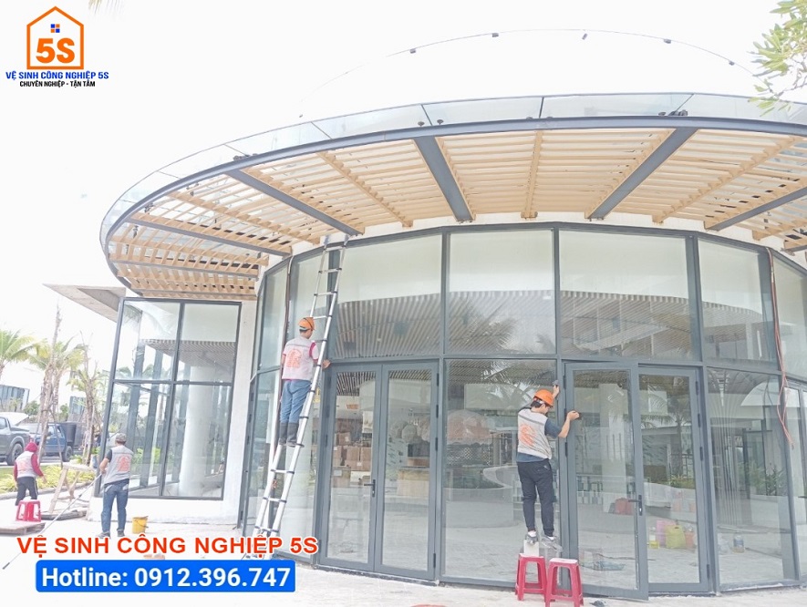 Lau kính mặt ngoài