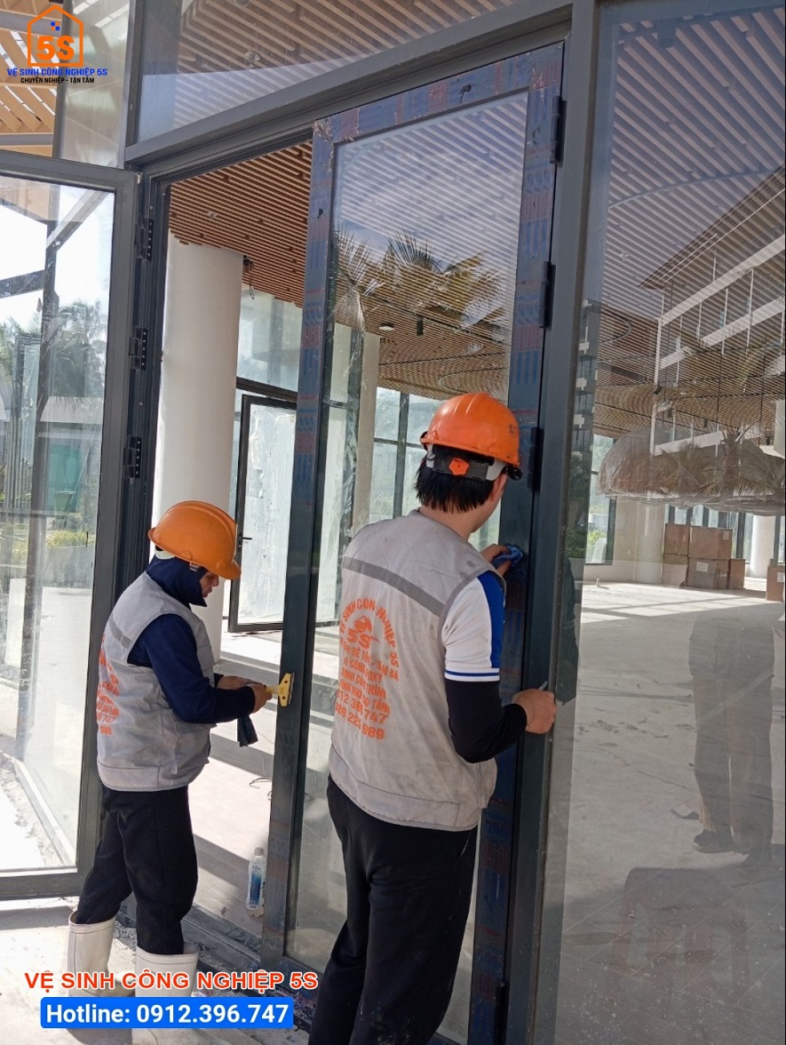 Lau, chùi cửa kính lối đi