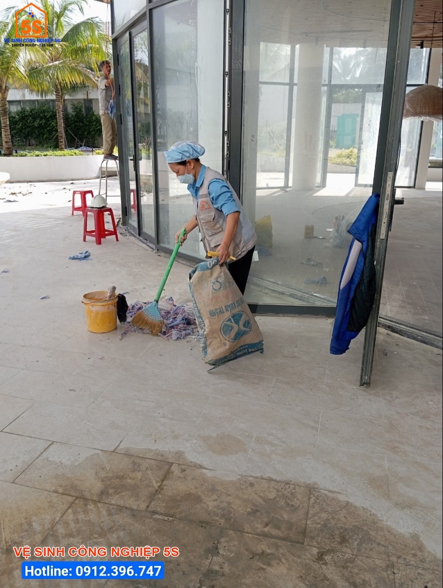 Thu gom rác vệ sinh kính