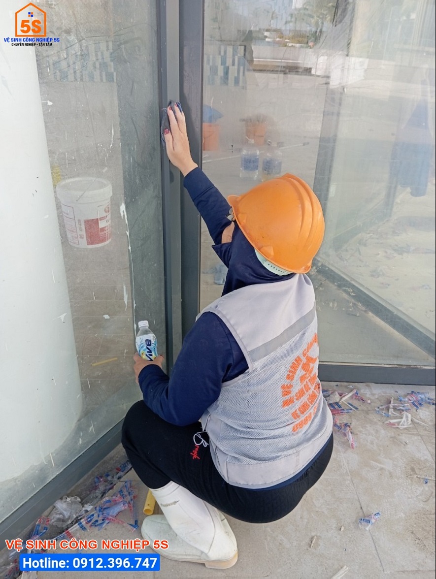 Tổng vệ sinh kính