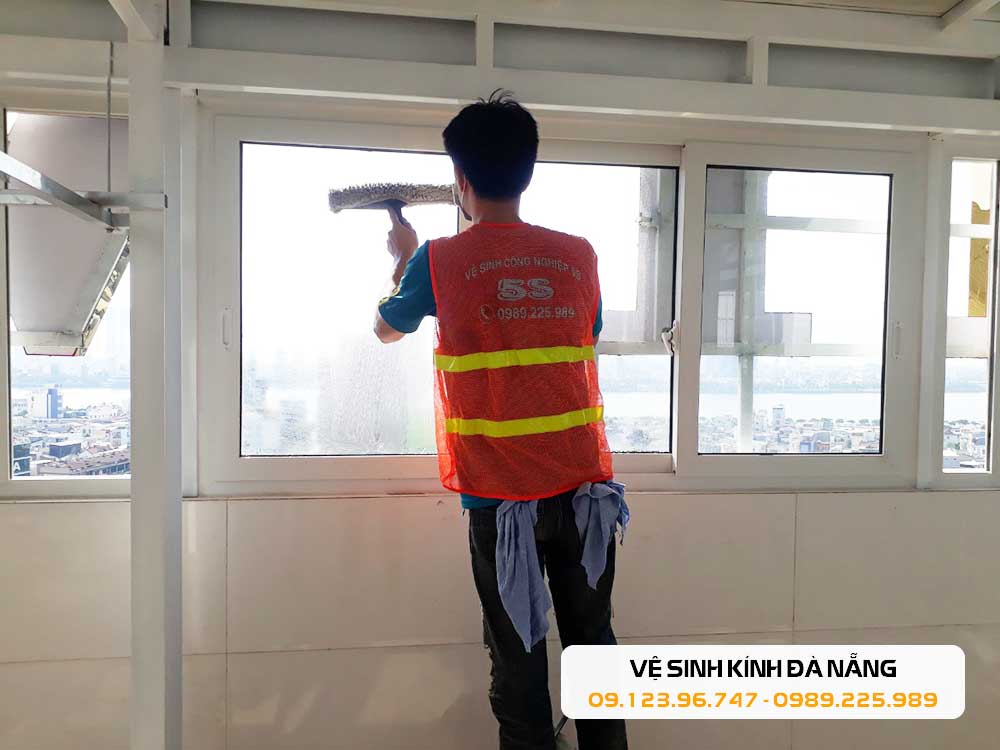 Hướng dẫn vệ sinh kính đúng cách, sạch bóng, đơn giản