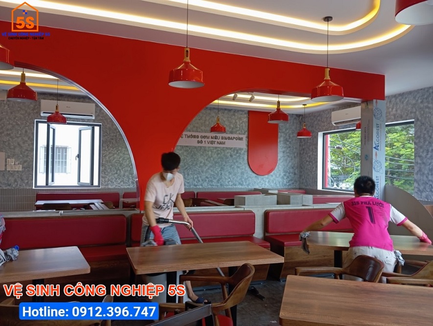 Làm sạch bàn, ghế tại nhà hàng cơm niêu Singapore