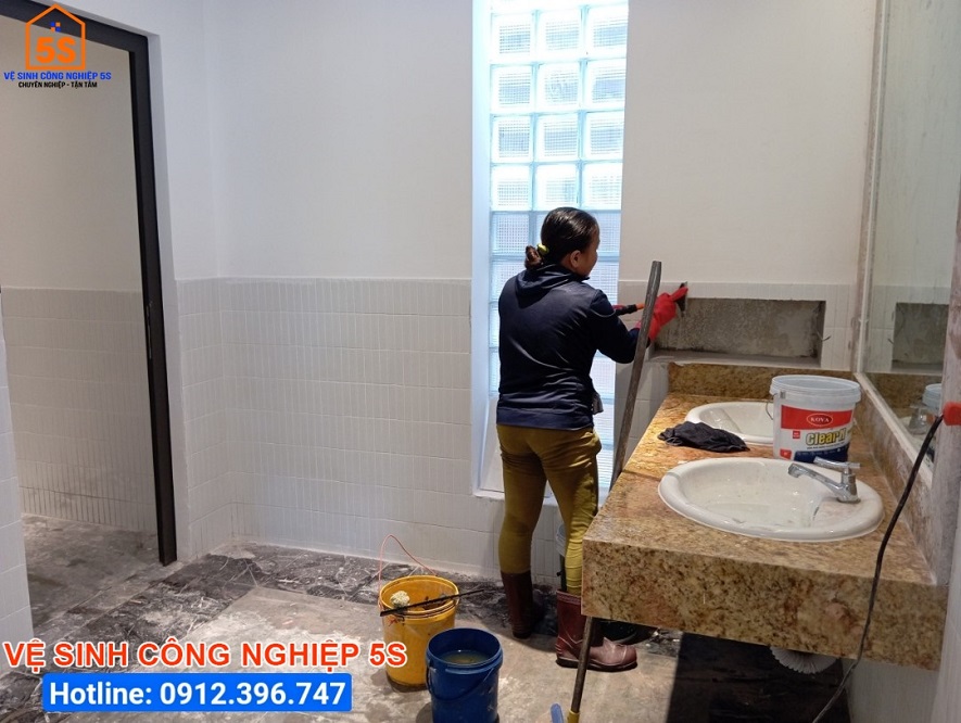 Lau chùi , tẩy rửa nhà vệ sinh