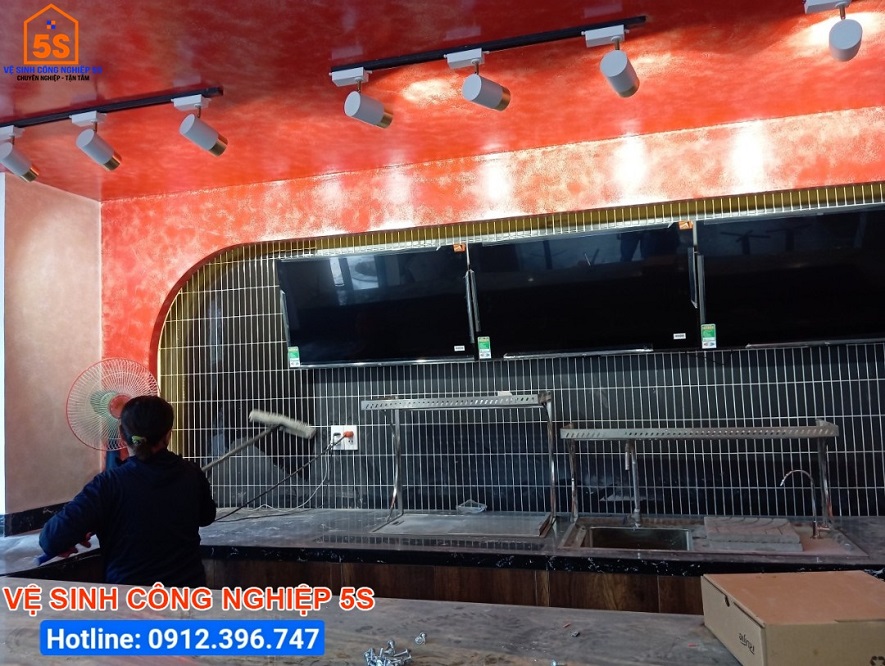 Vệ sinh khu vực bên trong nhà hàng