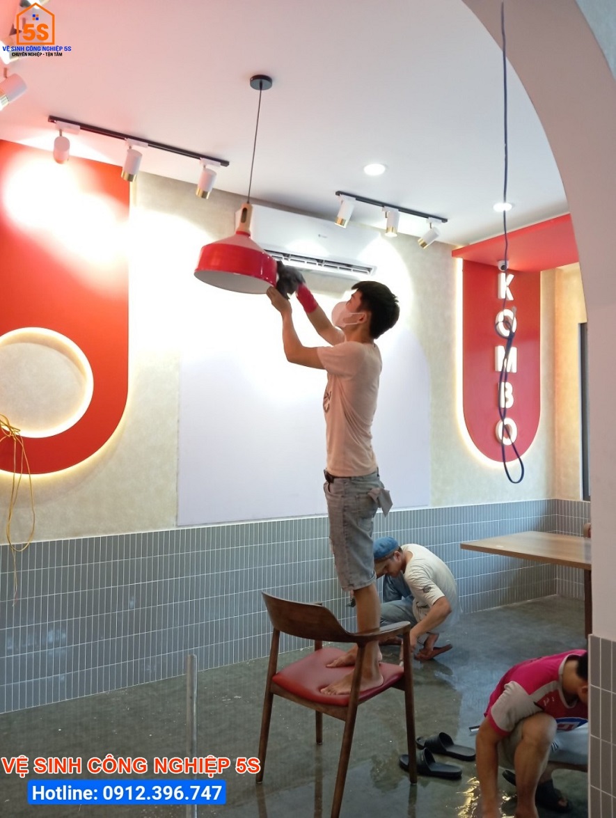 Lau chùi, làm sạch bóng đèn