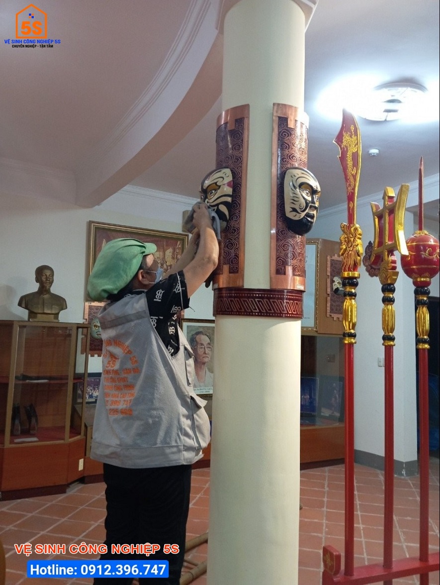 Vệ sinh khu vực trưng bày