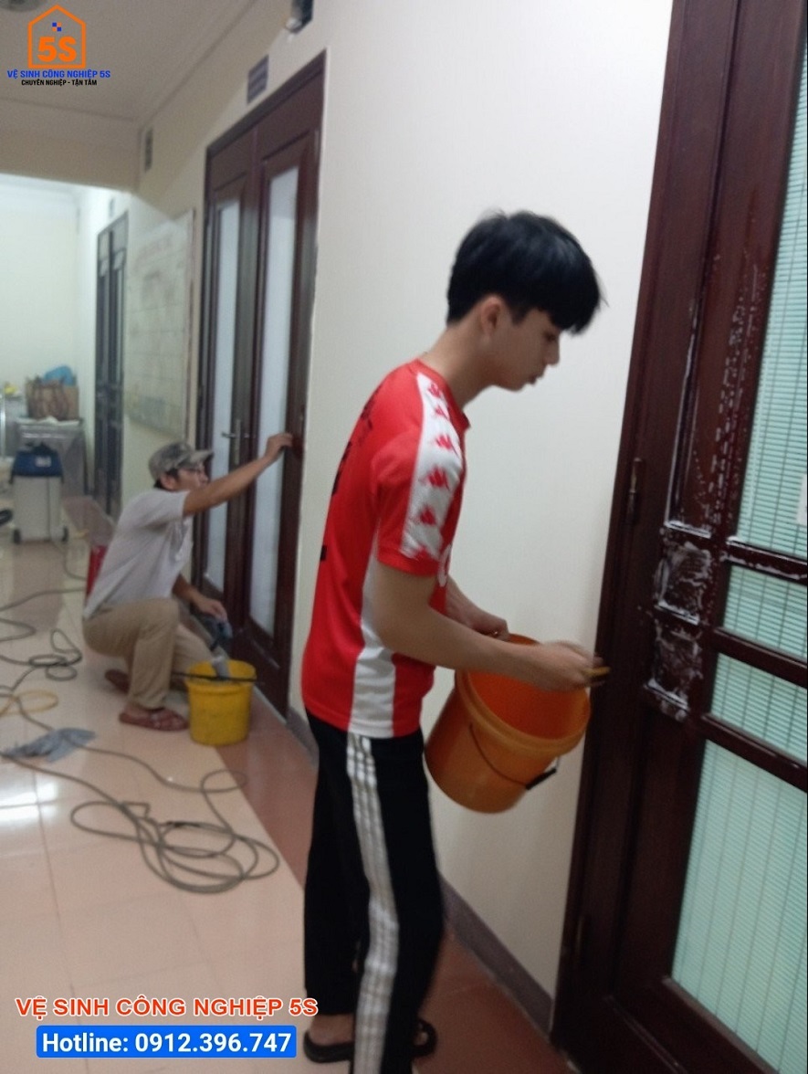 Vệ sinh cửa, lối đi nhà hát