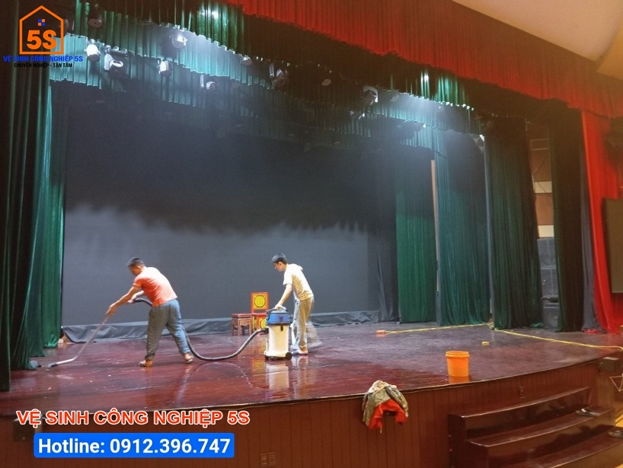 Hút sàn khu vực sân khấu chính