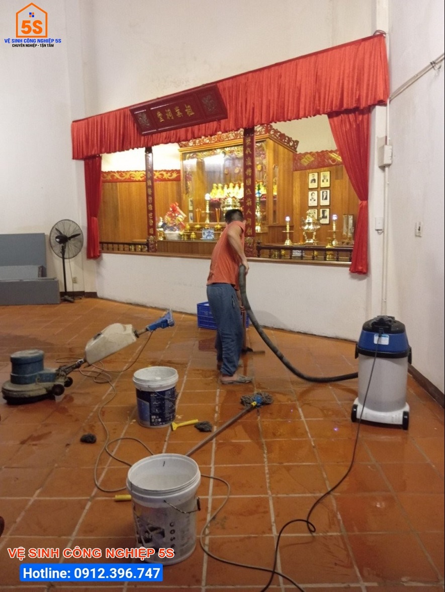 Vệ sinh, hút bụi sàn khu vực thờ