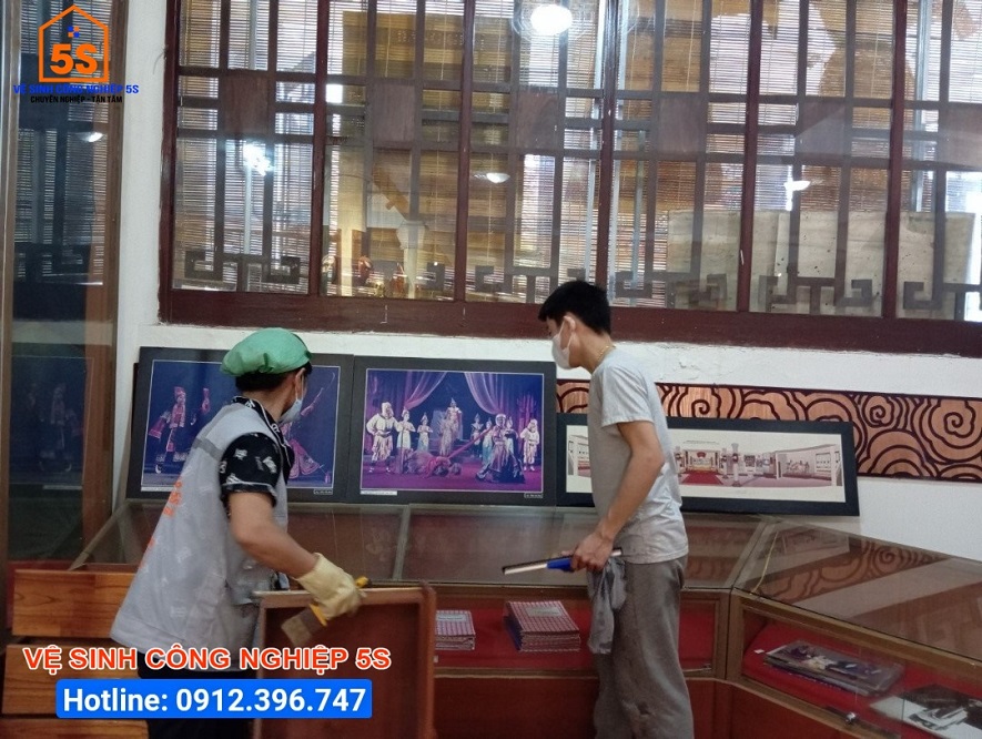 Lau chùi khu vực lưu niệm