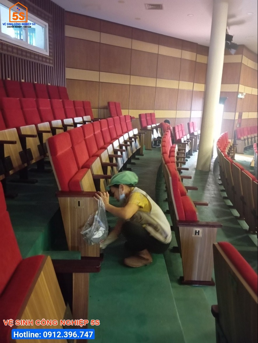 Lau chùi ghế khu vực khán giả