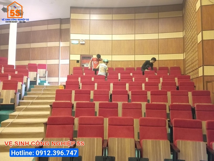 Tổng vệ sinh lại khu vực bên dưới sân khấu