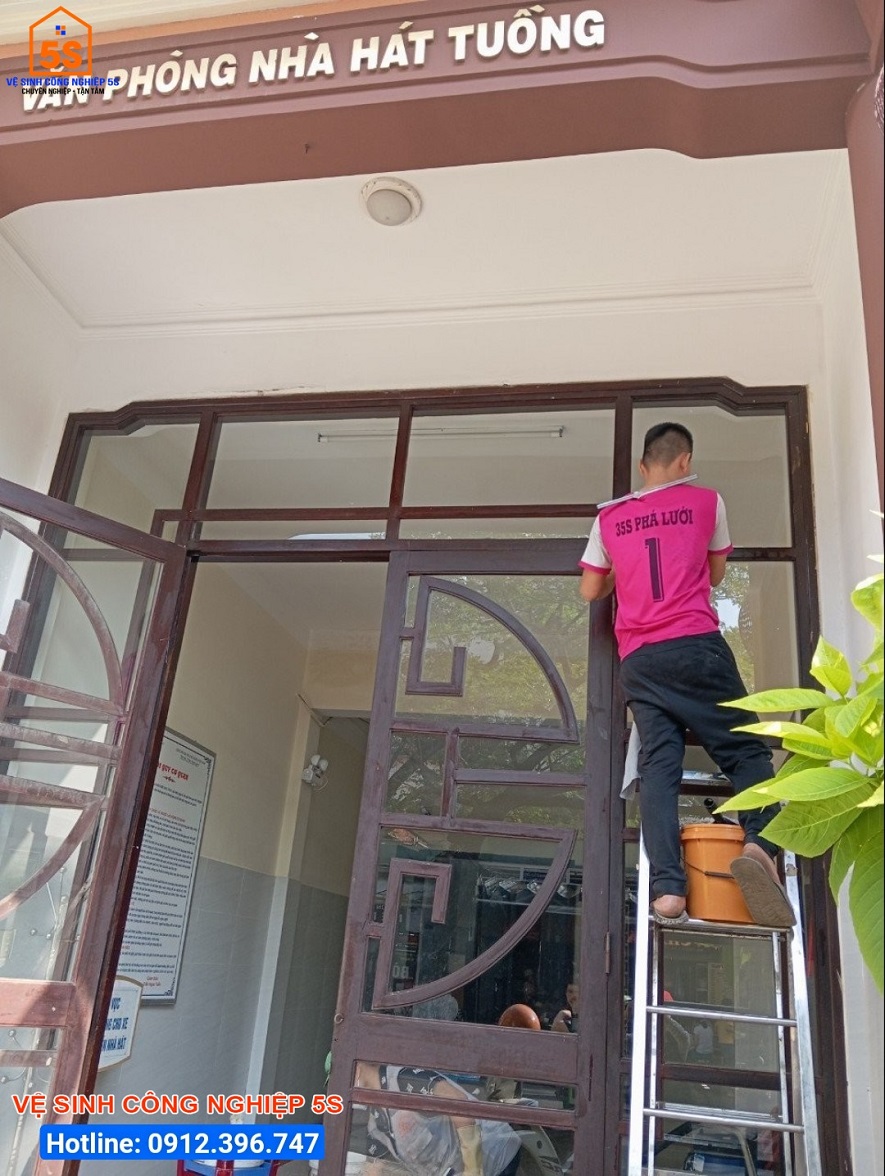 Lau chùi kính văn phòng nhà hát tuồng