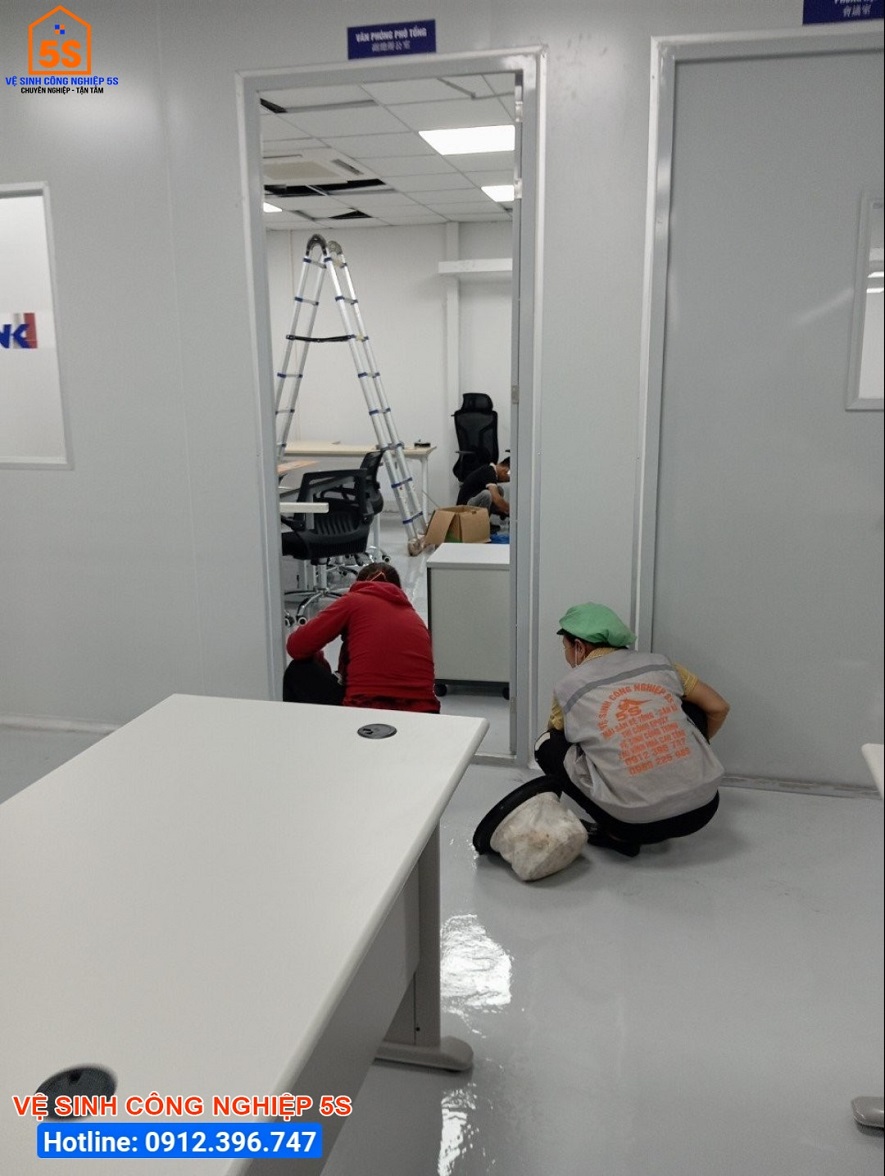 Vệ sinh sàn khu vực văn phòng