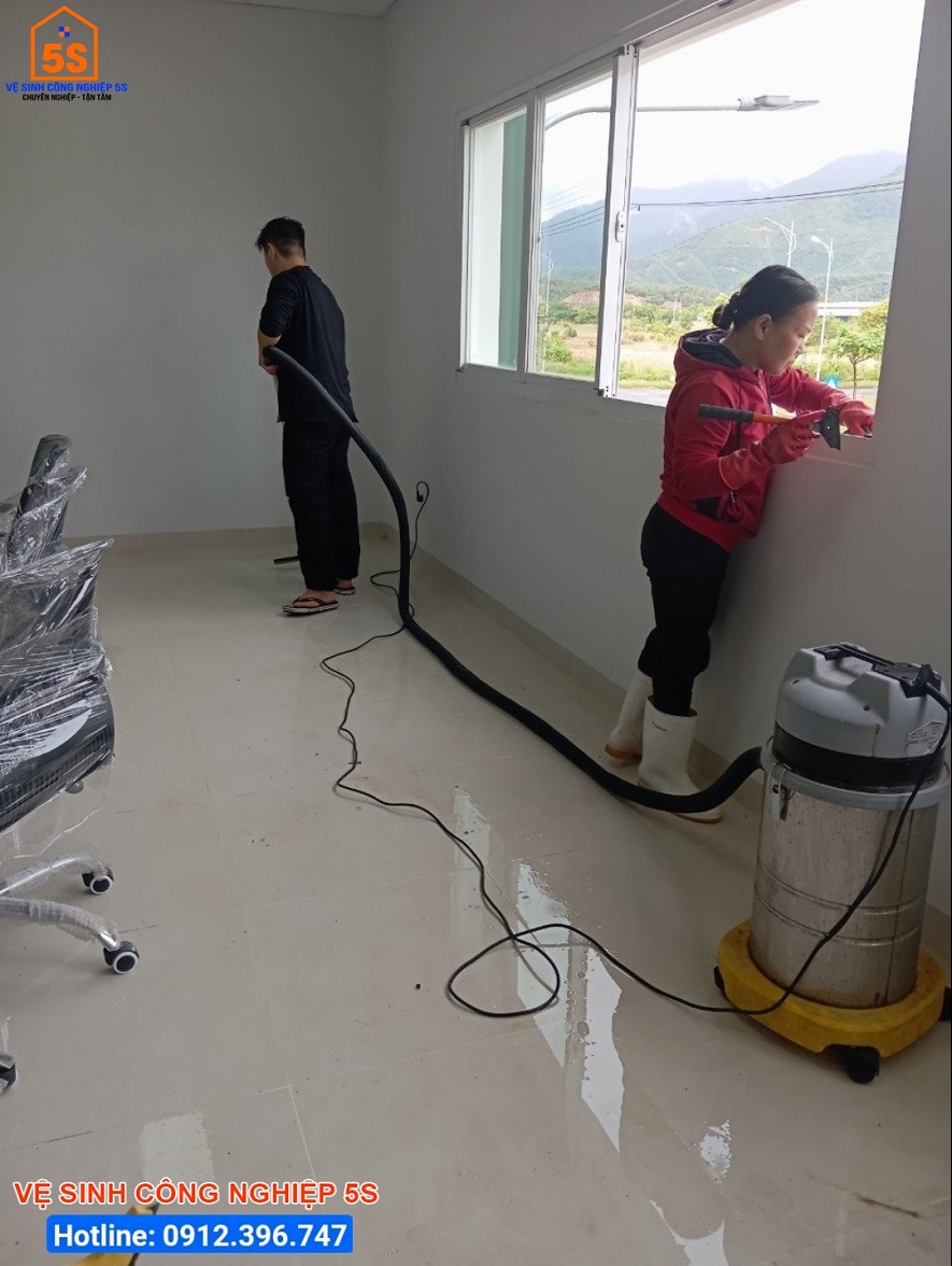 Lau bụi trên vách