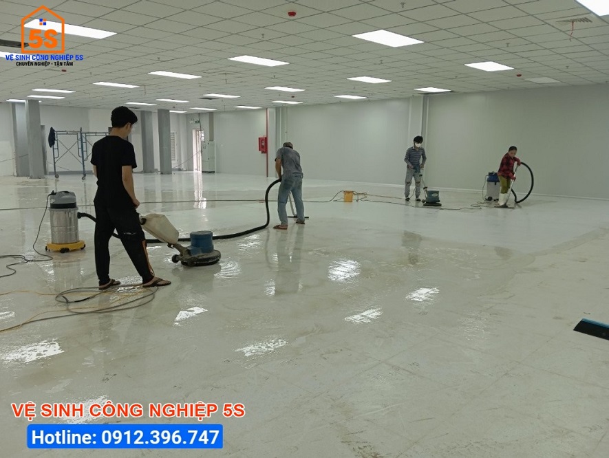 Đánh sàn, hút bụi, nước