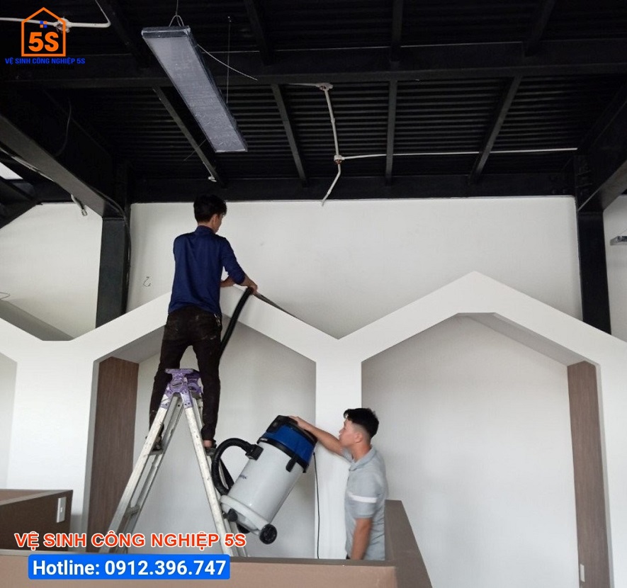 Hút bụi khu vực bên trong quán