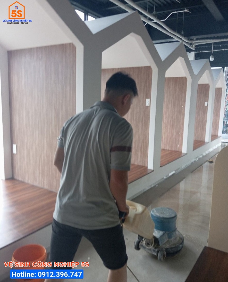 Đánh bóng sàn khu vực lối đi