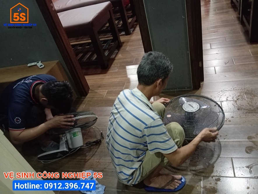 Làm sạch thiết bị tại quán 1