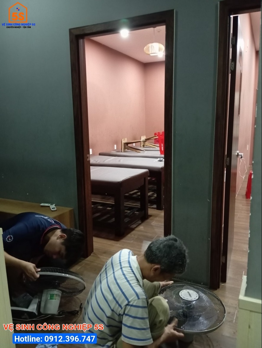 Làm sạch thiết bị tại quán 2