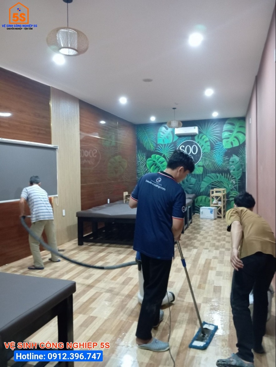 Hút và làm sạch sàn