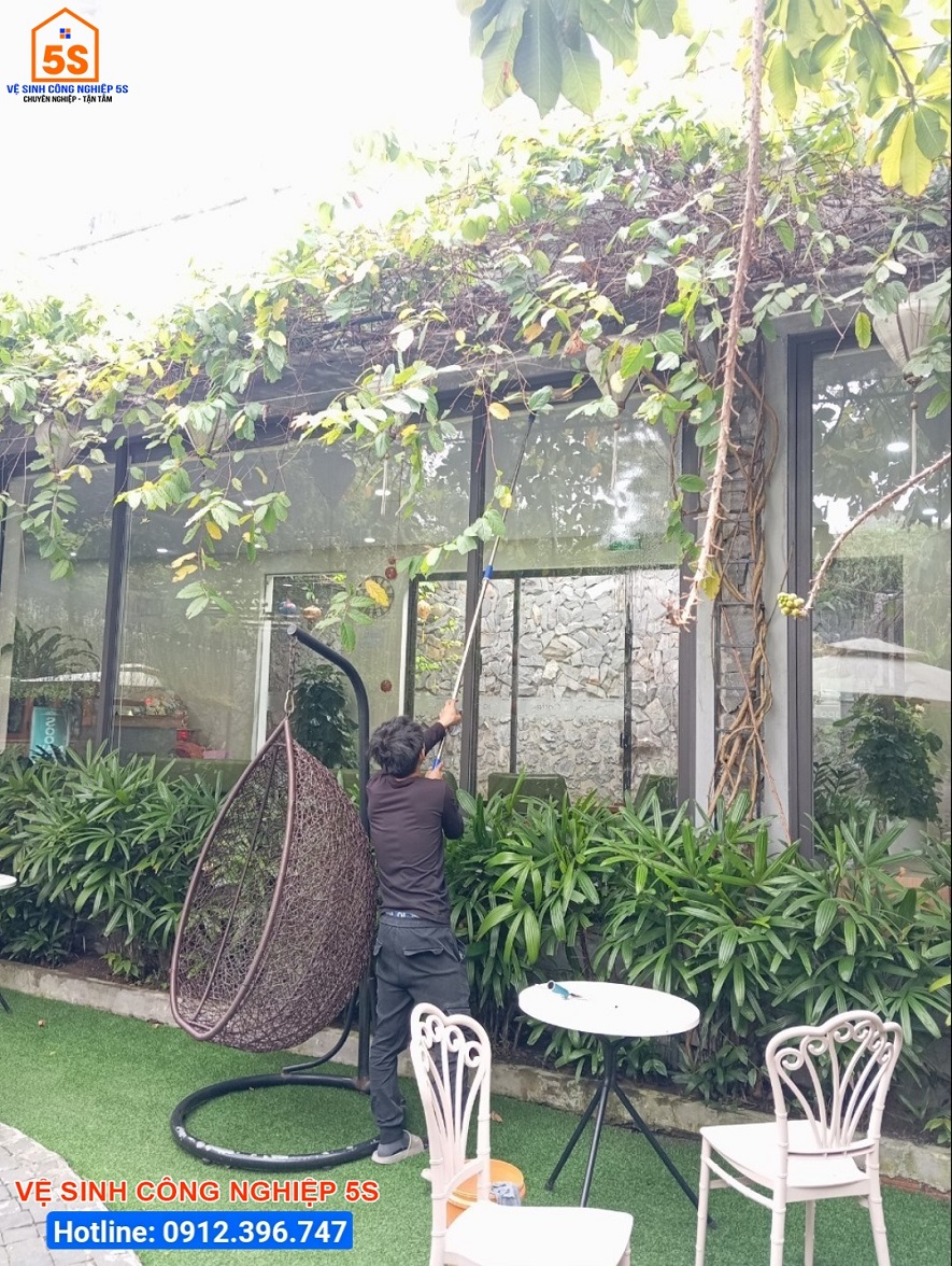 Lau kính mặt ngoài quán