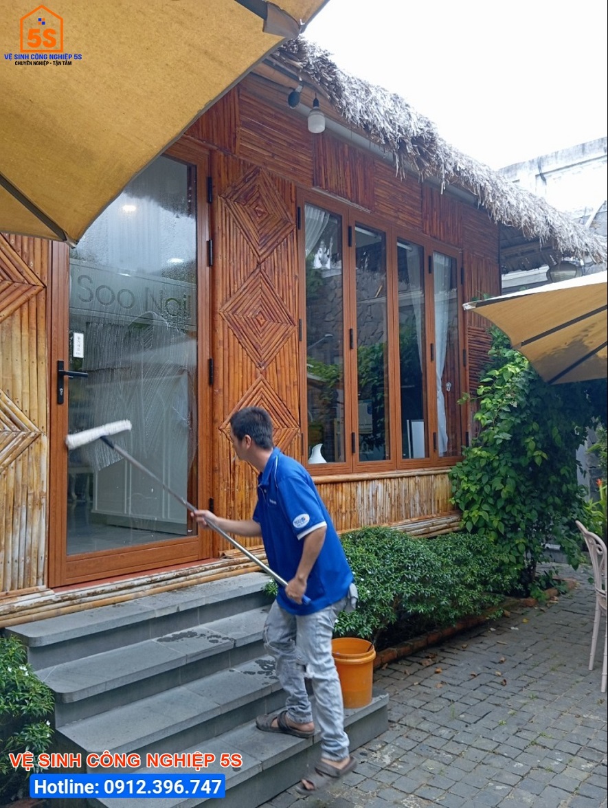 Lau kính mặt ngoài