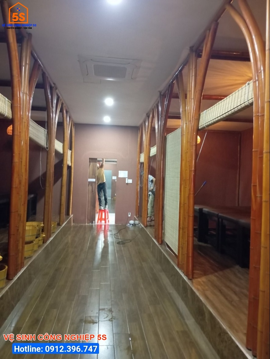 Vệ sinh cửa, lối đi