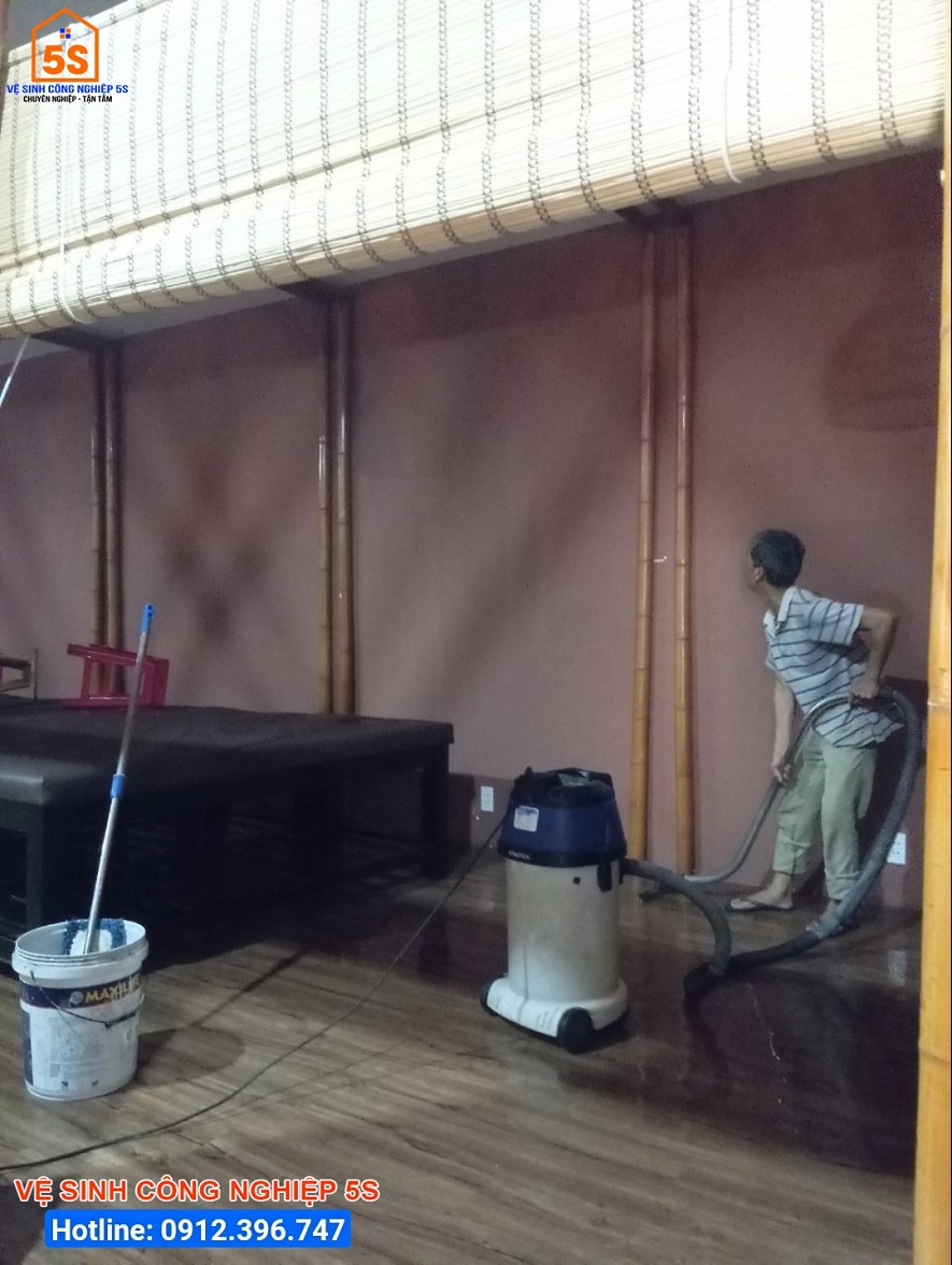 Vệ sinh bề mặt sàn