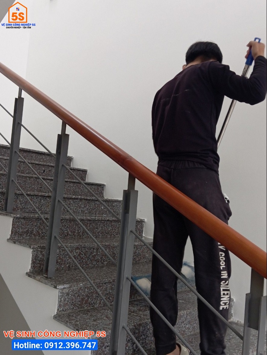Vệ sinh sau xây dựng hạng mục lau cầu thang