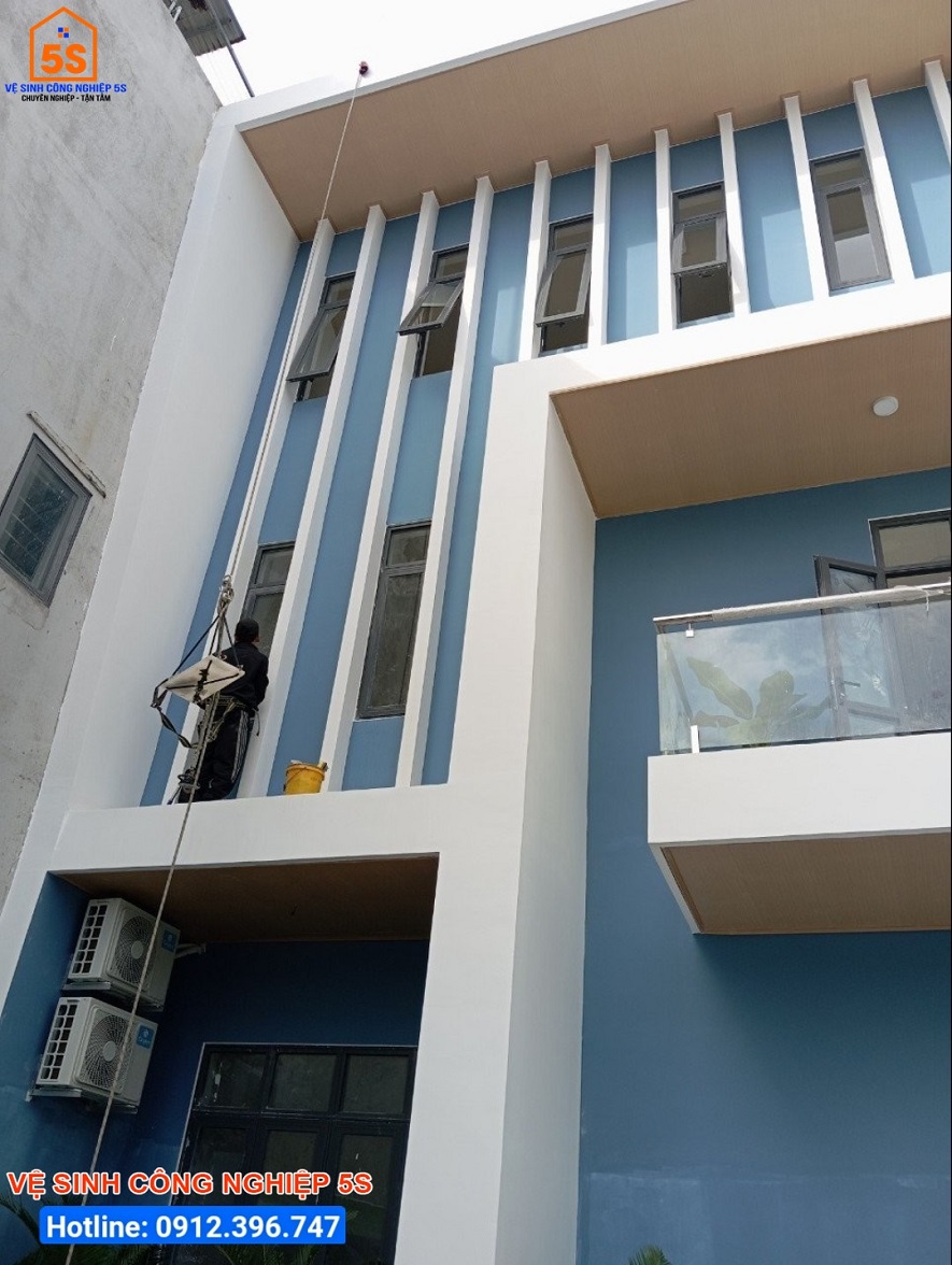 Vệ sinh kính mặt trong và ngoài