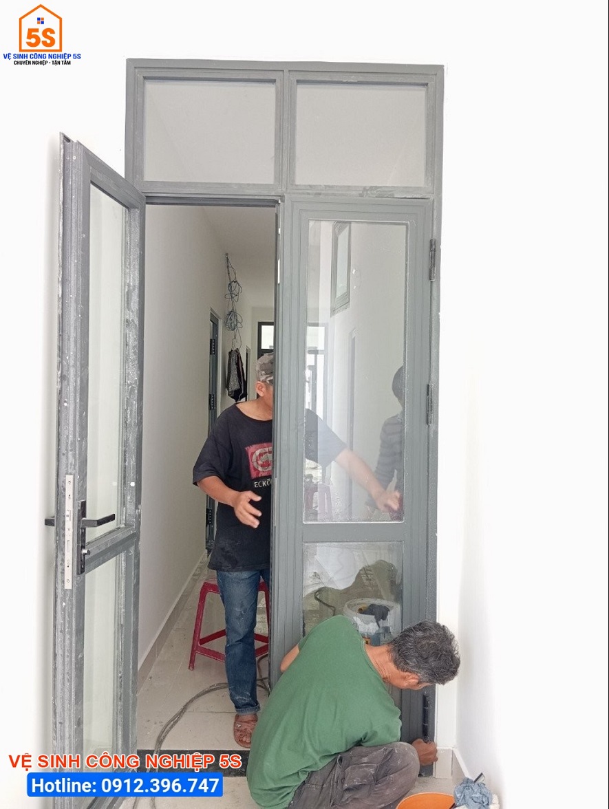 Vệ sinh cửa kính