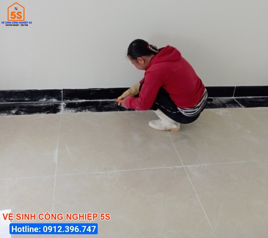 Xử lý vết bẩn tường