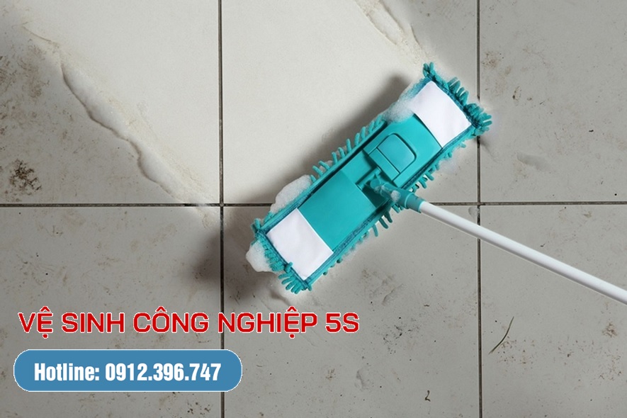 Vết ố vàng bám trên tường nhà tắm