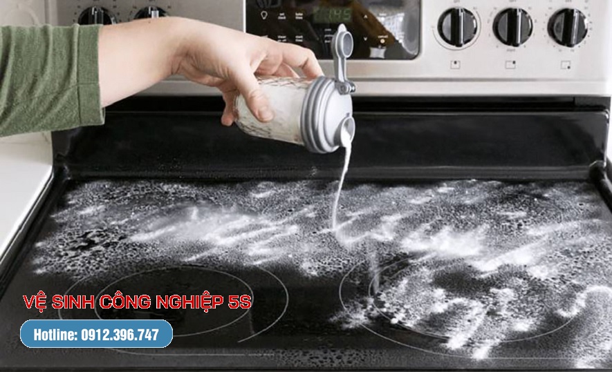 Xử lý vết bẩn bề mặt bếp từ bằng baking soda