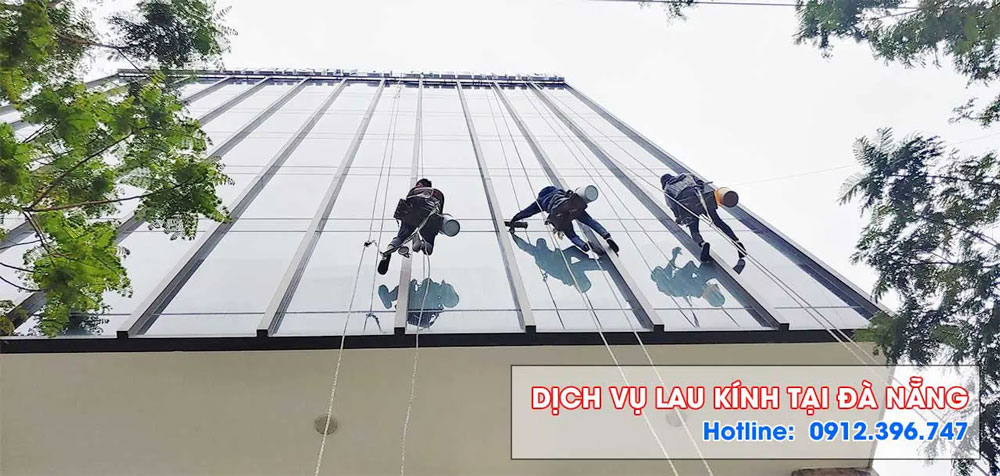 Dịch vụ lau kính tòa nhà chuyên nghiệp, hiệu quả tại Đà Nẵng